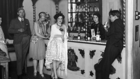   Flappers an der Bar von Isa Lanchesters Nachtclub in London.